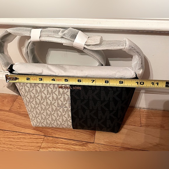 MICHAEL KORS JET SET TZ CROSSBODY - Picture 8 of 9